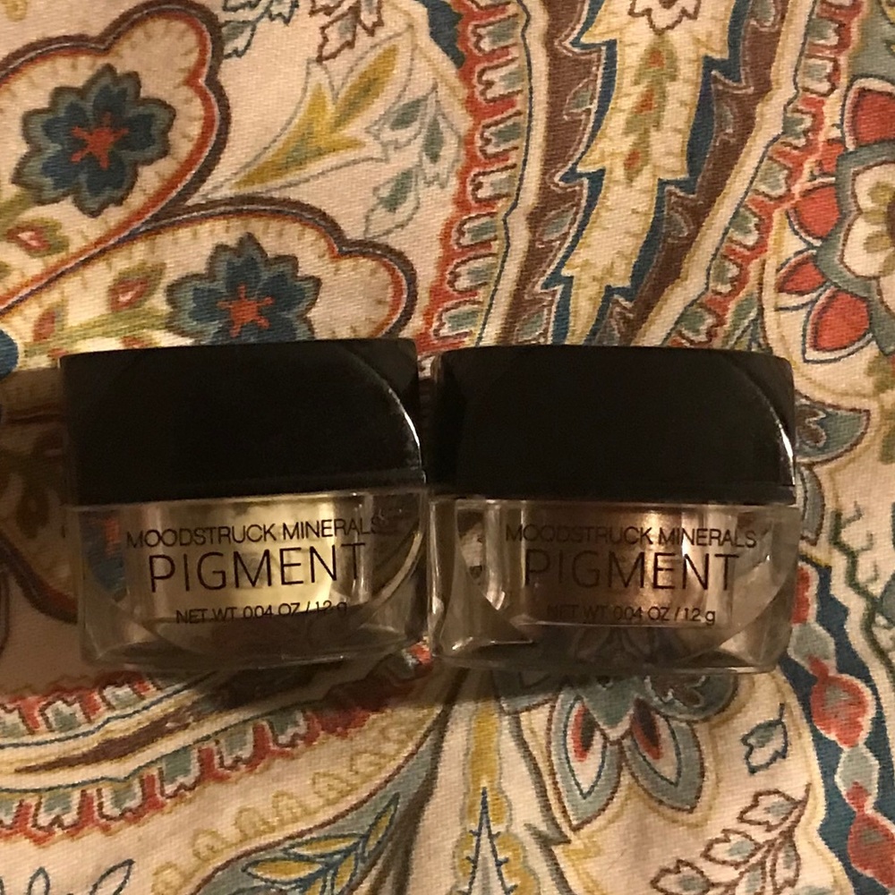 Brand new! Younique Moonstruck Mineral Pigment